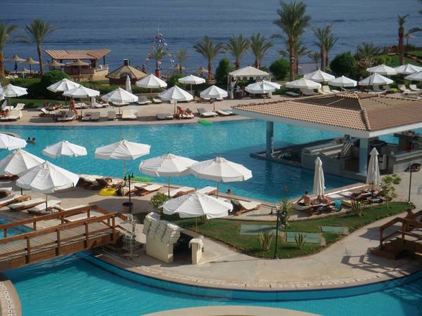 il bar della piscina a destra e il bar della spiaggia in fondo a sinistra