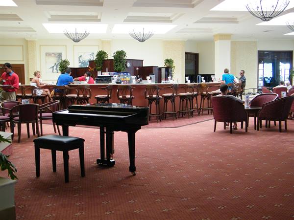 bar con piano bar accanto al ristorante principale