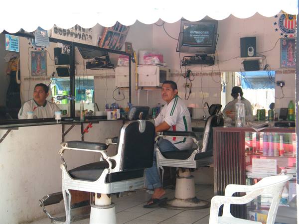 il barbiere aspetta clienti