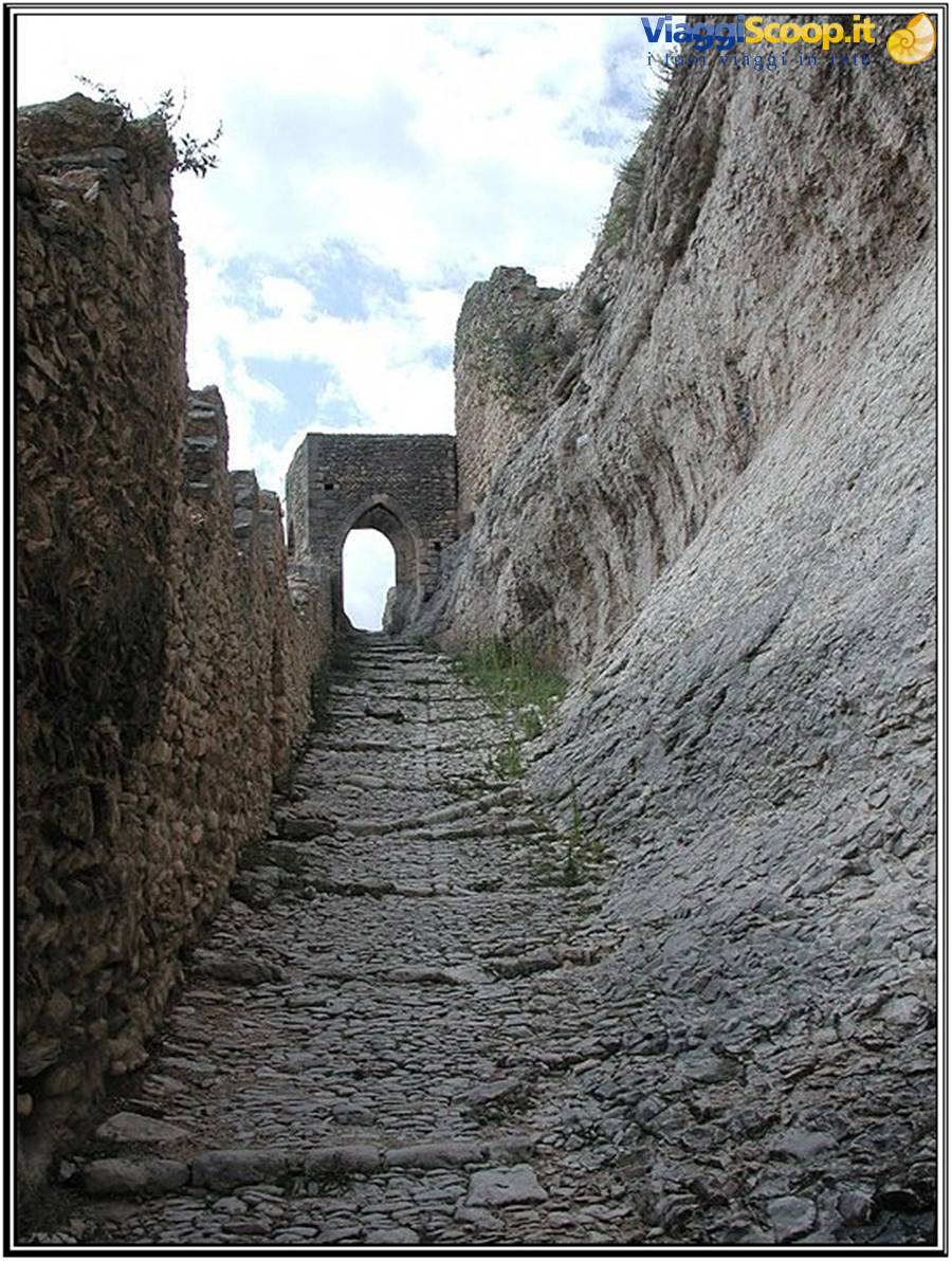 Saint Saturnin les Apt - Il sentiero che porta alla rocca