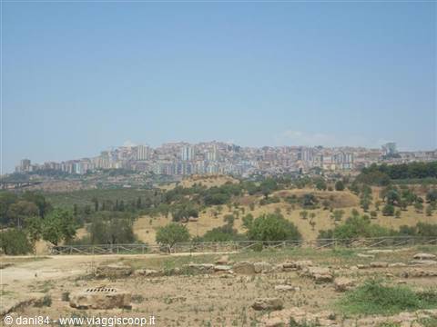 Agrigento vista dalla valle dei templi