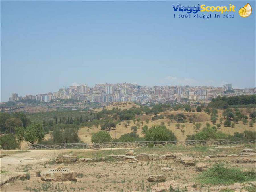 Agrigento vista dalla valle dei templi