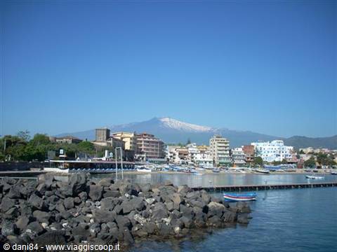 l'etna visto dal porto di giardini naxos