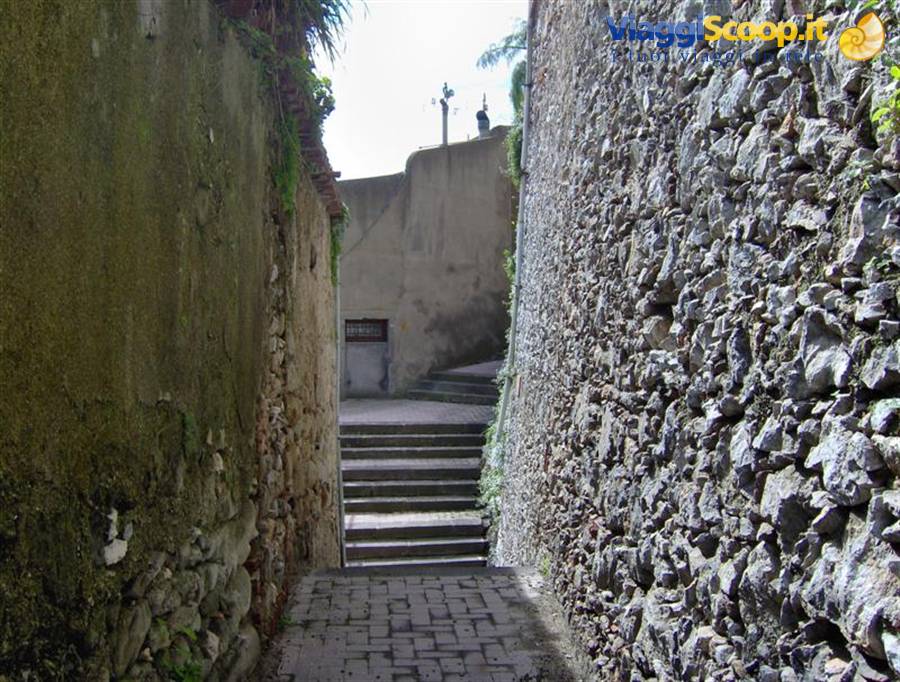 una strada antica a gallodoro