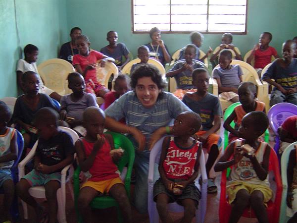 mio marito che gioca con i bimbi dell'orfanotrofio di Malindi