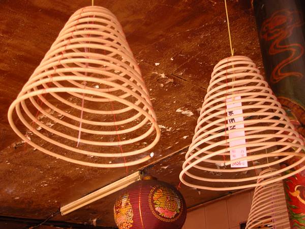spirali di incenso appese al soffitto del tempio