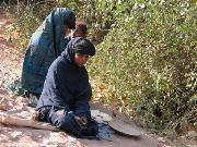 Le donne tuareg si occupano dei cammelli e del bestiame