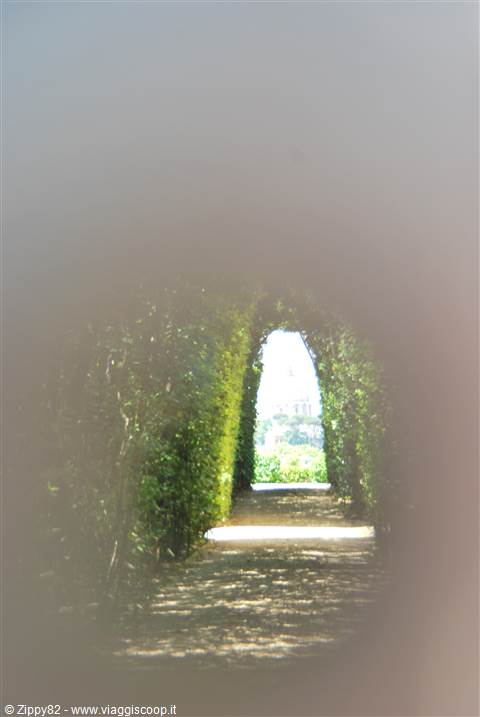 Dietro il buco