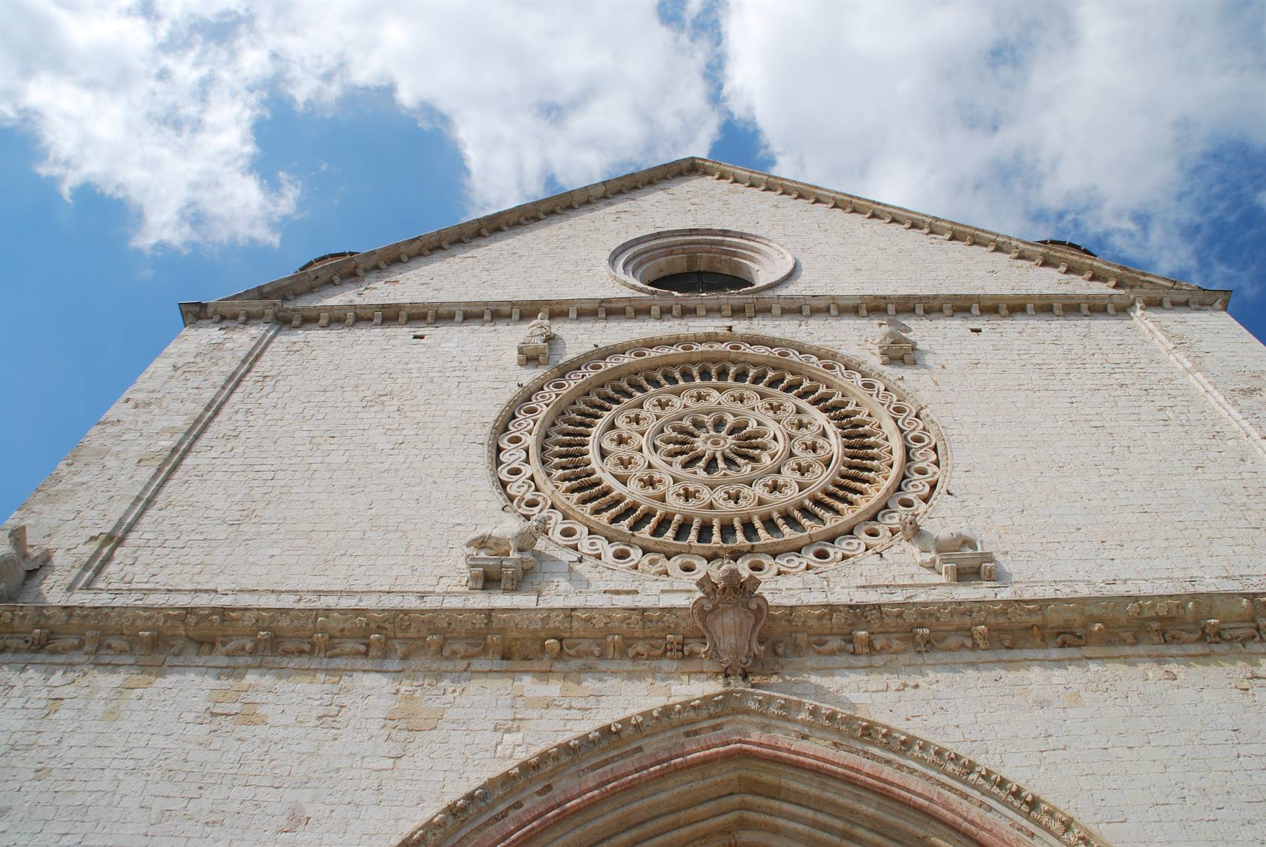 Rosone in pietra sulla facciata della Basilica di San Francesco ad Assisi