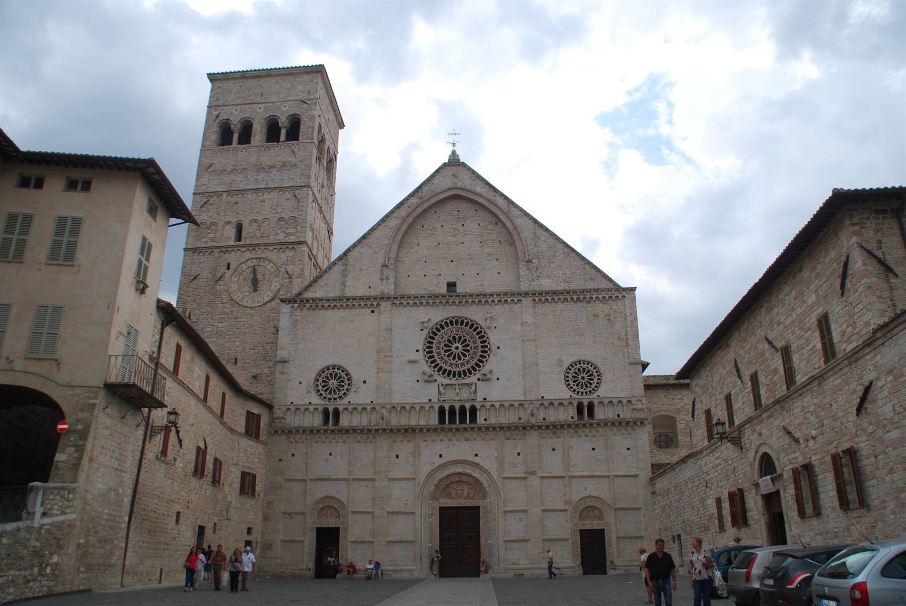 La Basilica di San Francesco ad Assisi con rosone e campanile in pietra