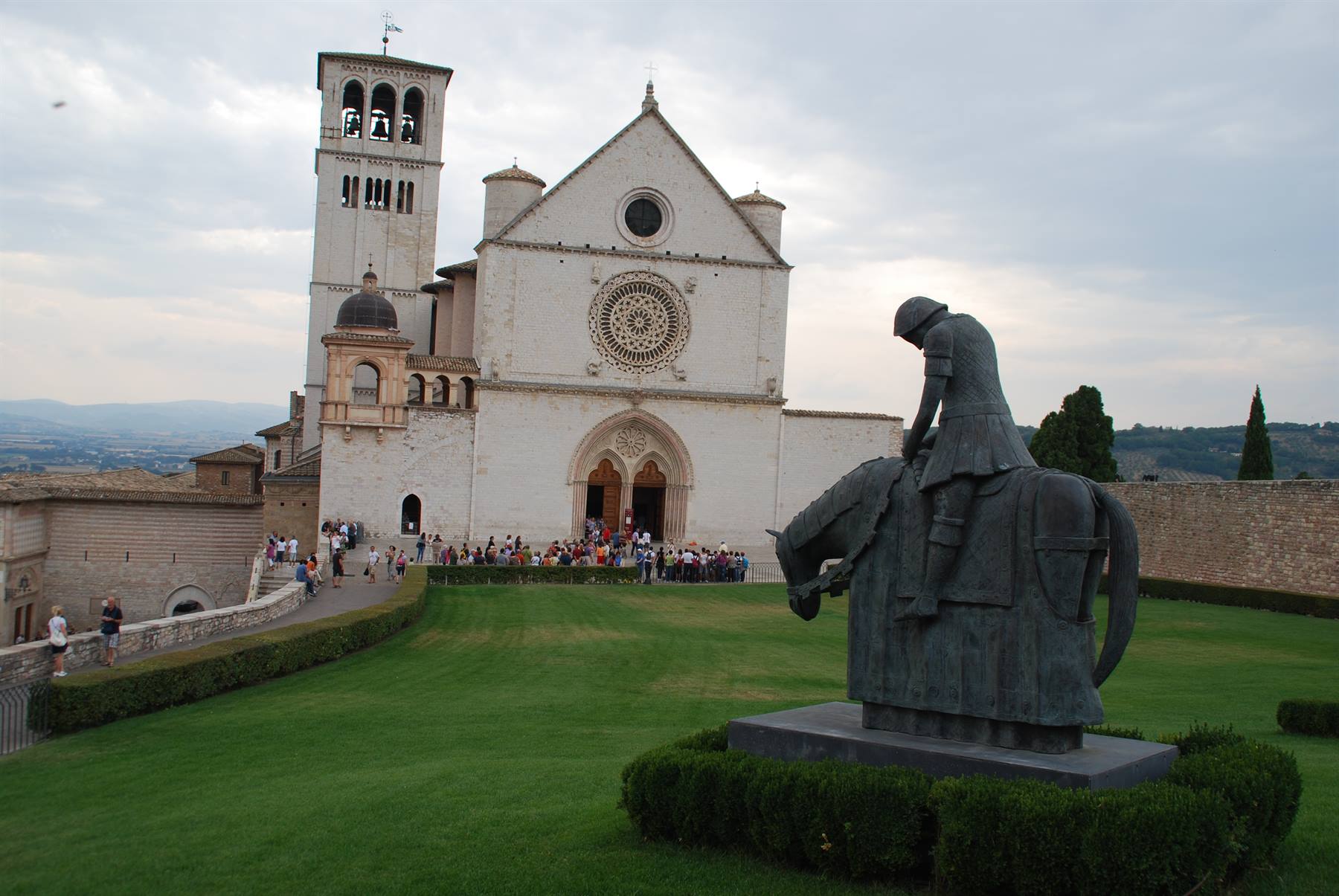 Statua bronzea di cavaliere davanti alla Basilica di San Francesco ad Assisi