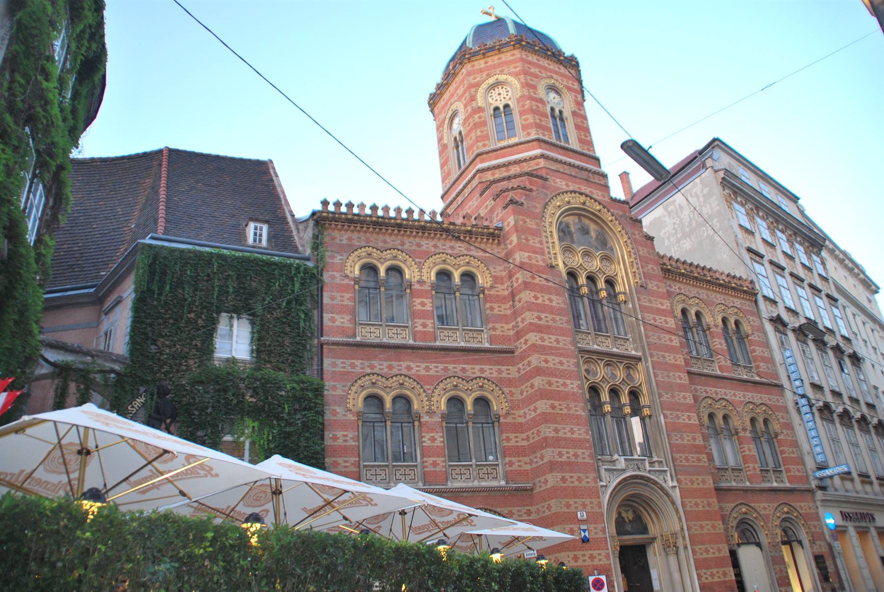 Chiesa greca ortodossa di Vienna, mattoni decorati e ombrelloni da caffè