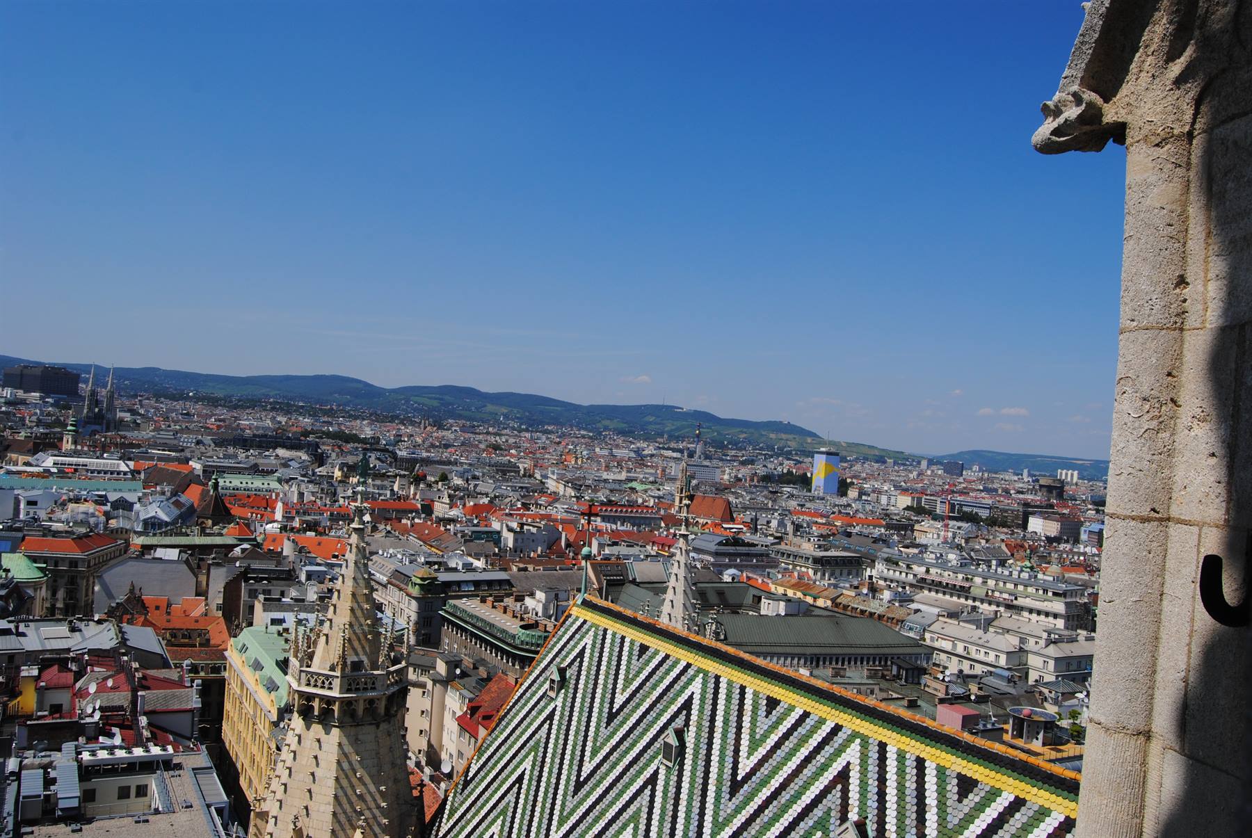 Tetto a mosaico zigzagato del Duomo di Santo Stefano su Vienna soleggiata
