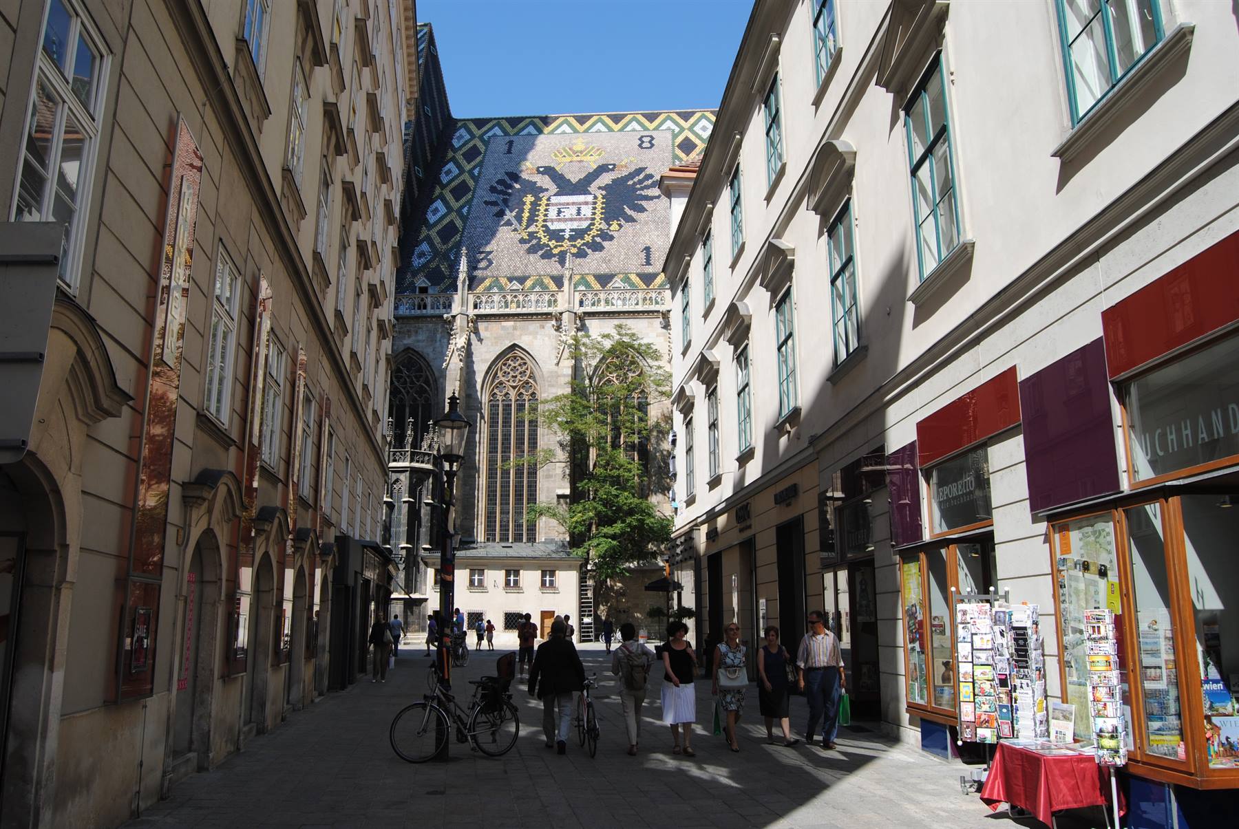Turisti camminano lungo la via verso il Duomo di Santo Stefano a Vienna