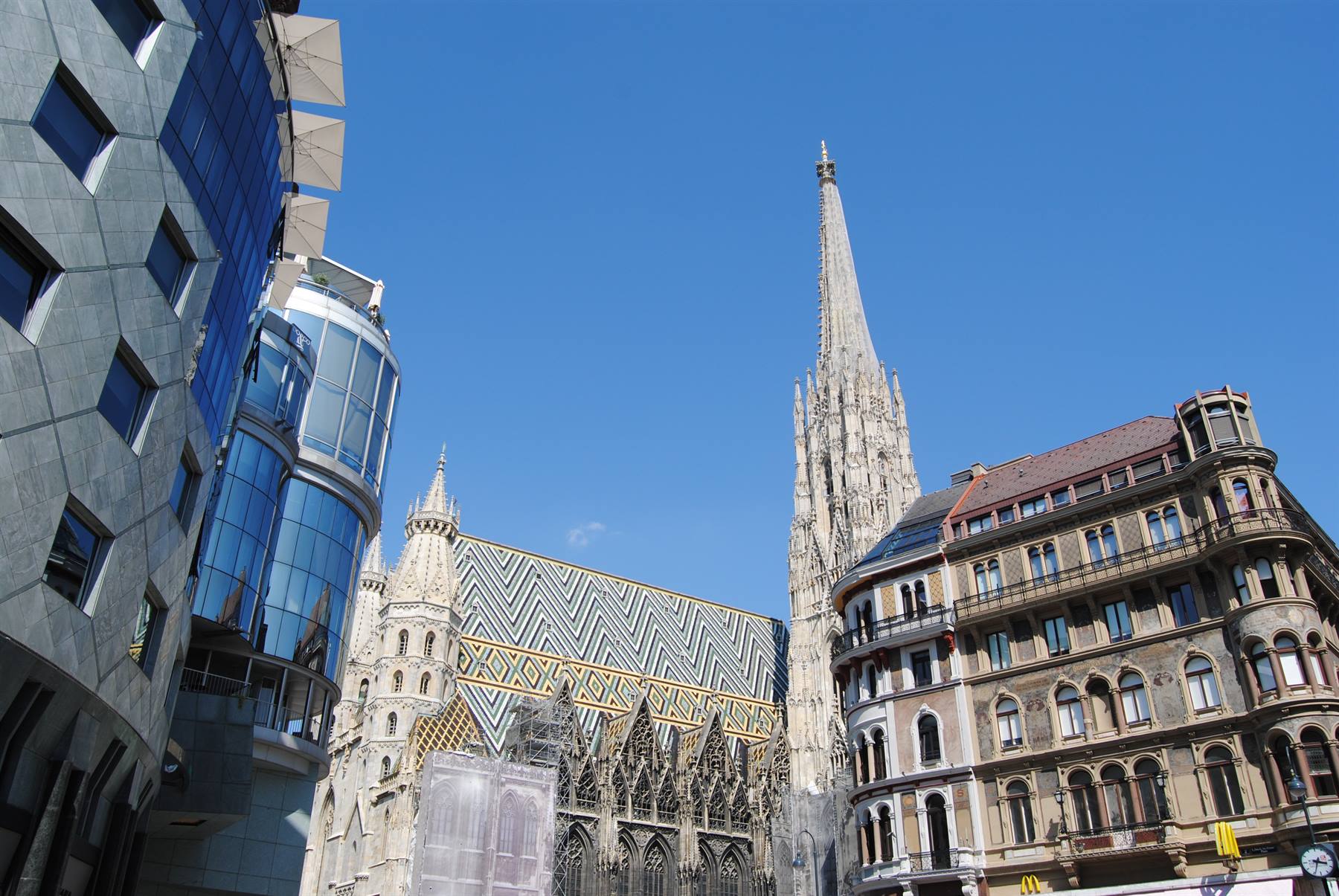 Il tetto colorato del Duomo di Santo Stefano a Vienna tra edifici moderni e storici