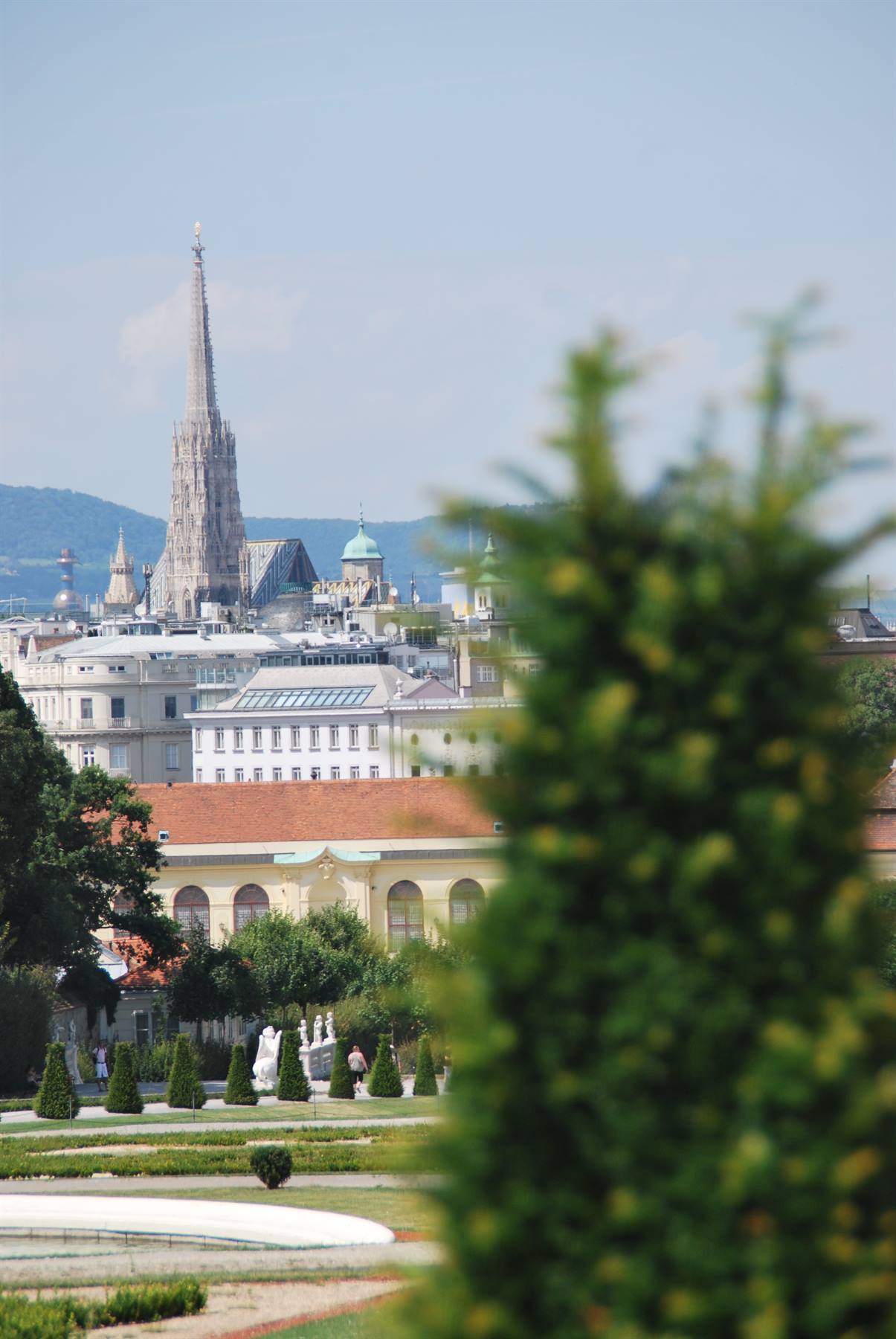 Guglia gotica del Duomo di Santo Stefano dai giardini del Belvedere, Vienna