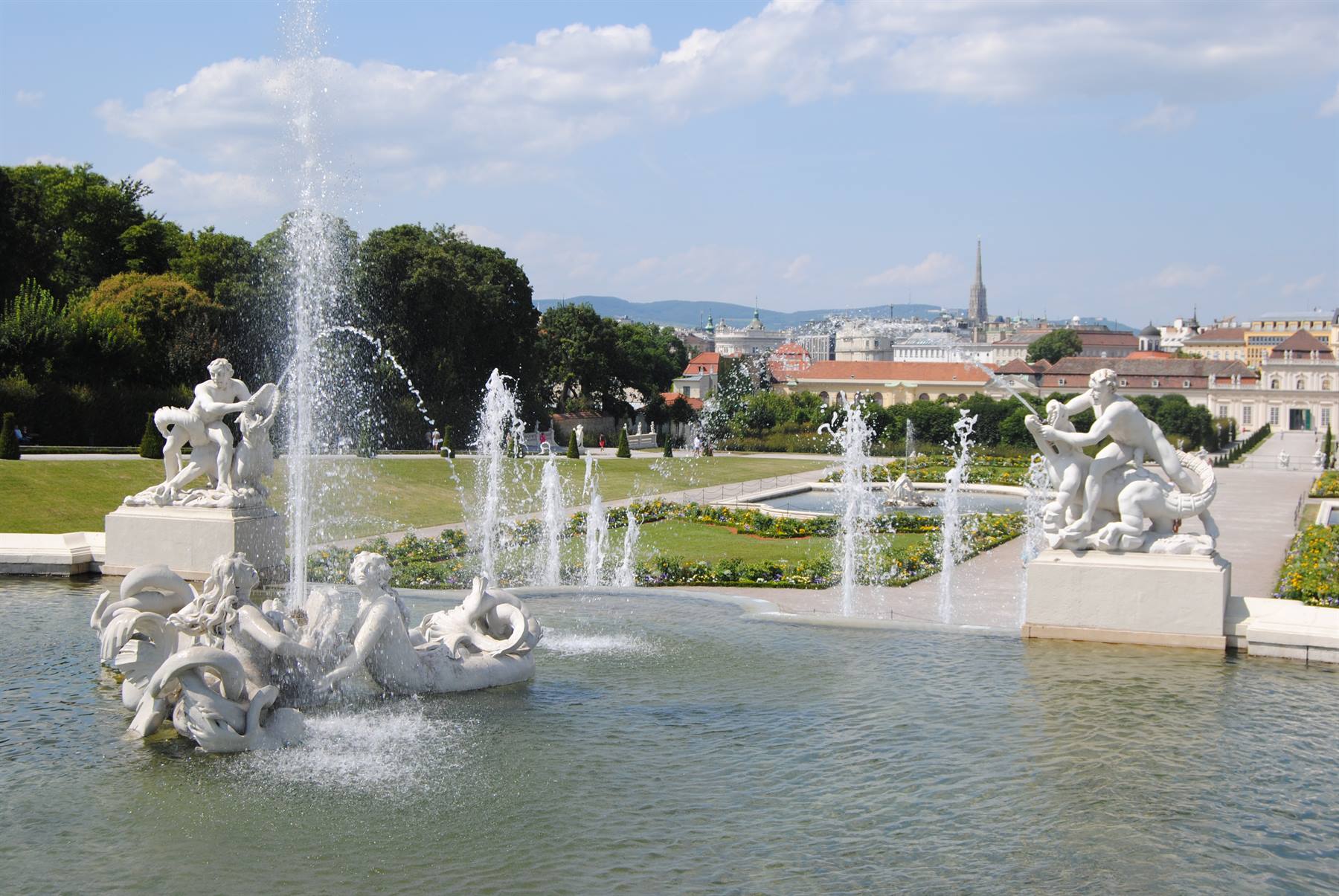 Fontane barocche con statue marmoree nei giardini del Belvedere, Vienna
