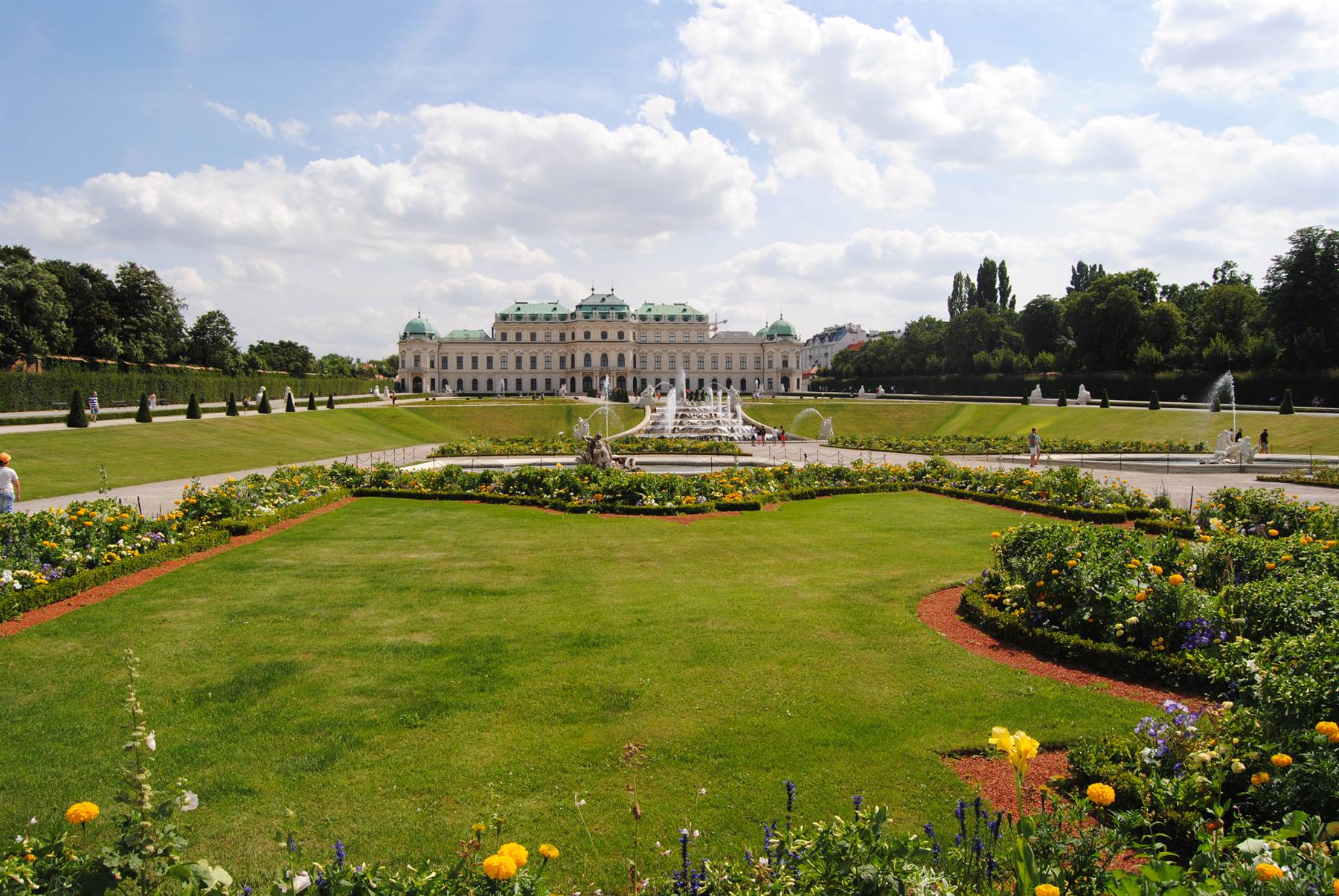 Giardini del Belvedere a Vienna, prato verde, aioli fioriti e fontane davanti al palazzo