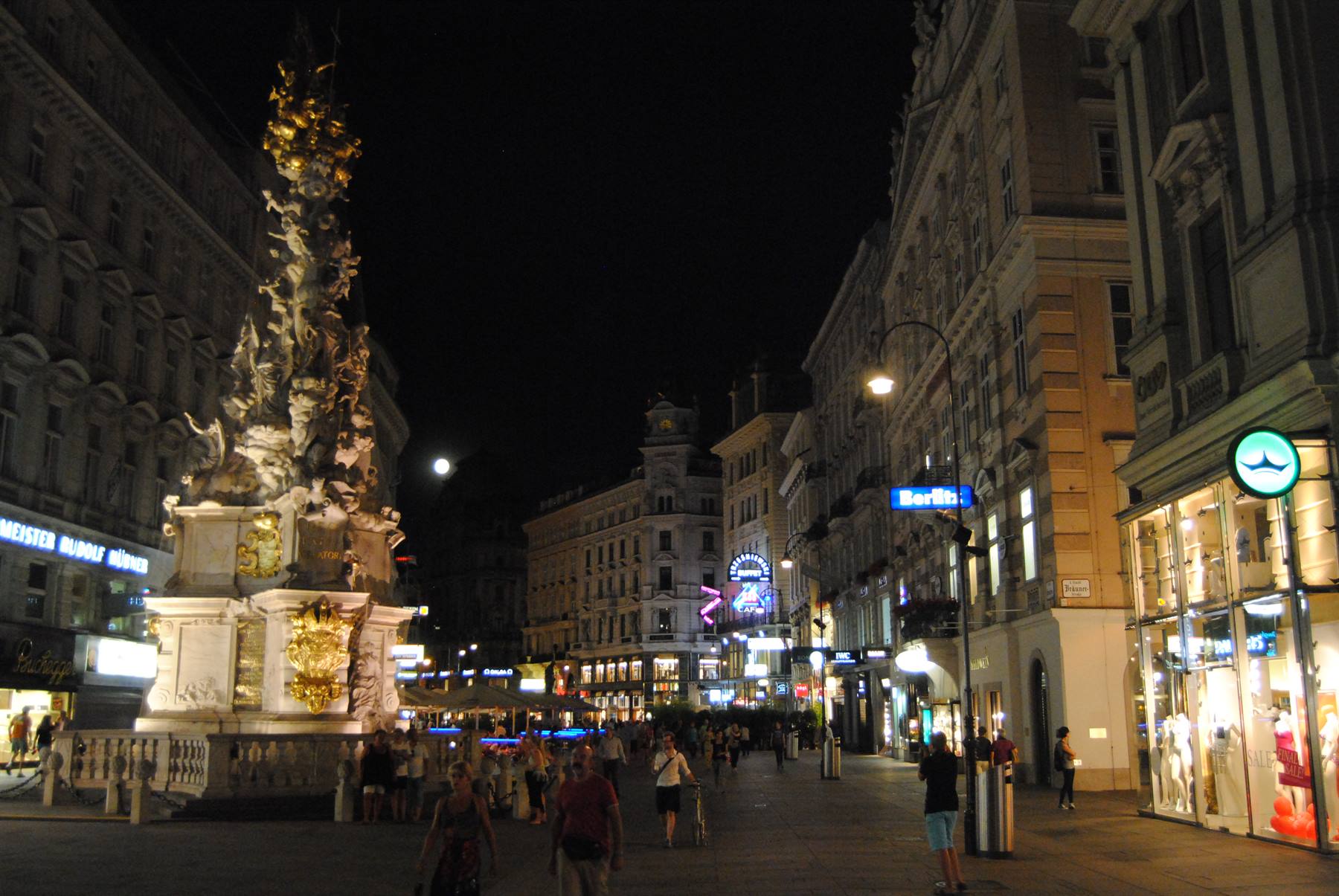 Notte al Graben di Vienna: la colonna della Peste illuminata tra le vetrine