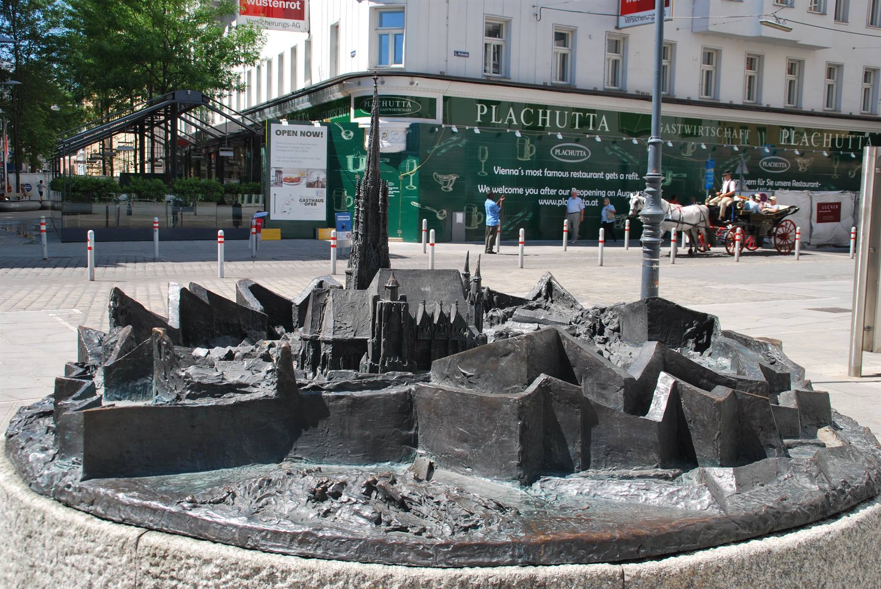 Modello bronzeo del Duomo di Stefano a Vienna, piazza con calesse e insegne