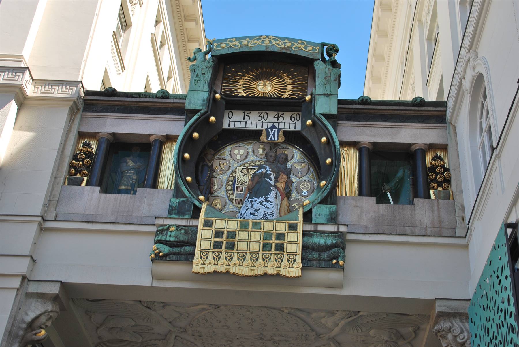Orologio dell'Anker a Vienna, rame ossidato e mosaici dorati tra due palazzi