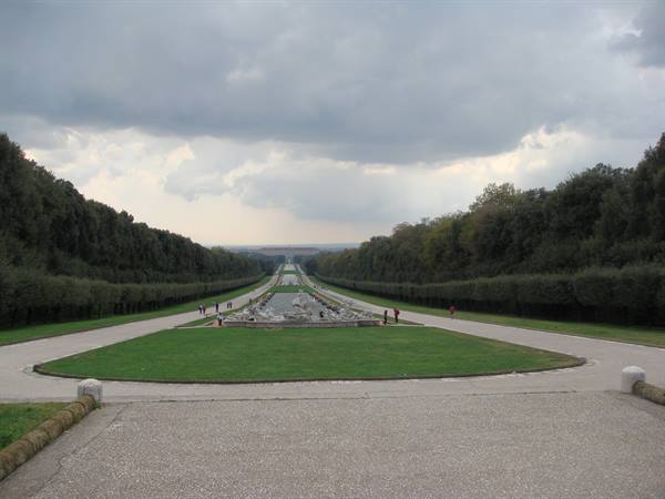 La reggia vista dalla cascata