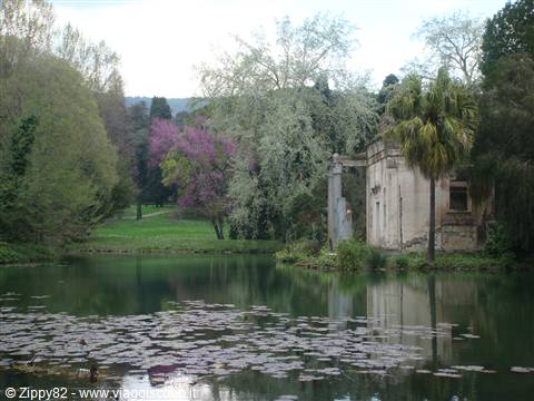 Il tempio all'interno del giardino all'inglese