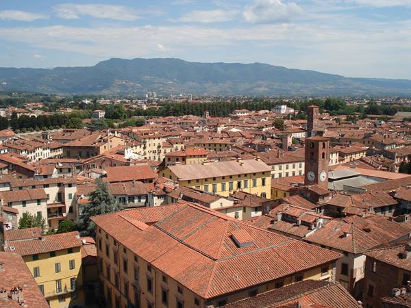 Veduta di Lucca: quel "buco" in mezzo è piazza dell'anfiteatro