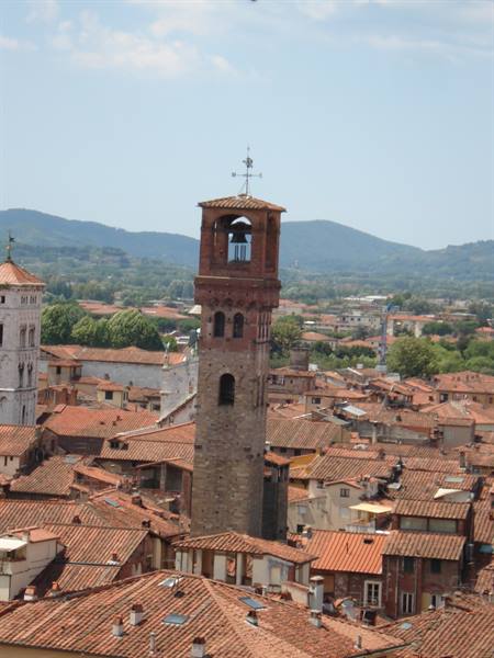 La torre dell'orologio vista dalla torre del Giunigi