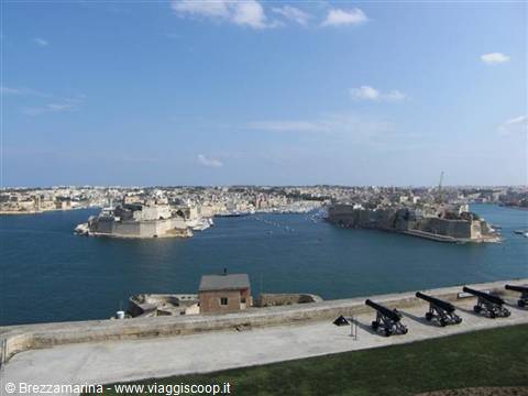 Malta - Valletta - Senglea vista dai giardini Grand Baracca .Panoramica del Grand Harbour