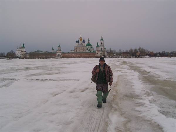 Rostov Velikij, pescatore sul Lago con Monastero