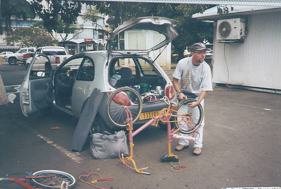 La ford KA e il montaggio delle bici graziella portate dall'Italia