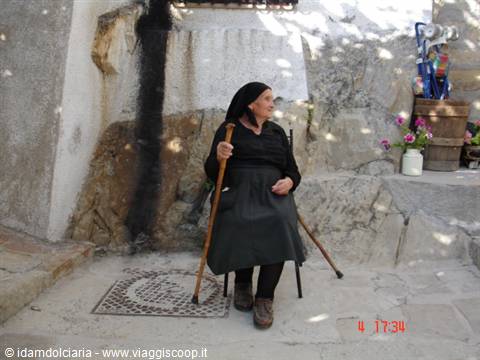 Pietrapertosa - Donna anziana