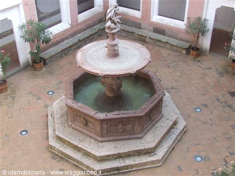 VISEGRAD - Antica Fontana nel Palazzo Reale