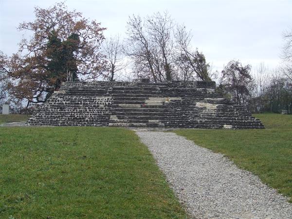 AUGUSTA RAULICA - Base di un tempio Romano