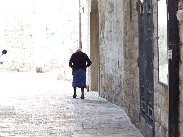 BARI VECCHIA - Anziana signora