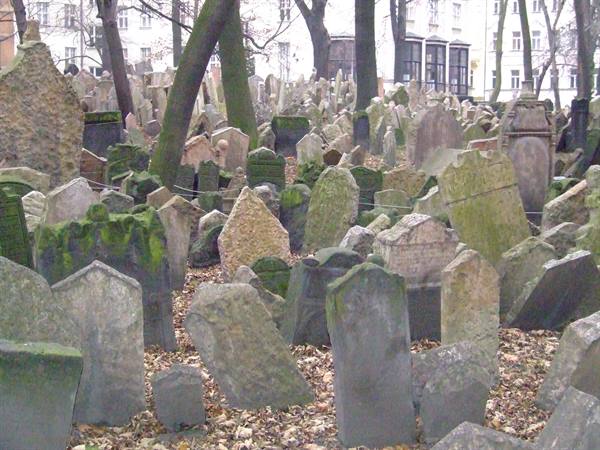 Lapidi ammassate nel Cimitero Ebraico a Praga