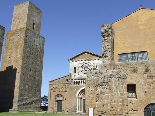 TUSCANIA (VT) - S. Pietro : veduta d'insieme