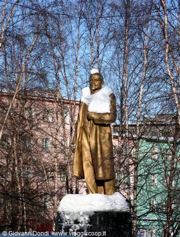 La statua di Lenin, con una curiosa sciarpa di neve