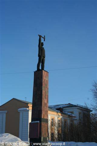 La città industriale di Monchegorsk si presenta così
