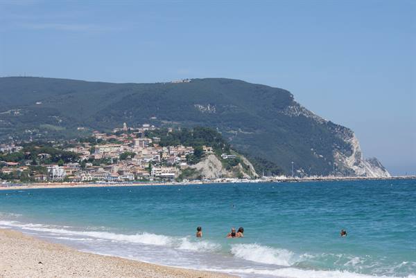il mare di marcelli, sullo sfondo numana