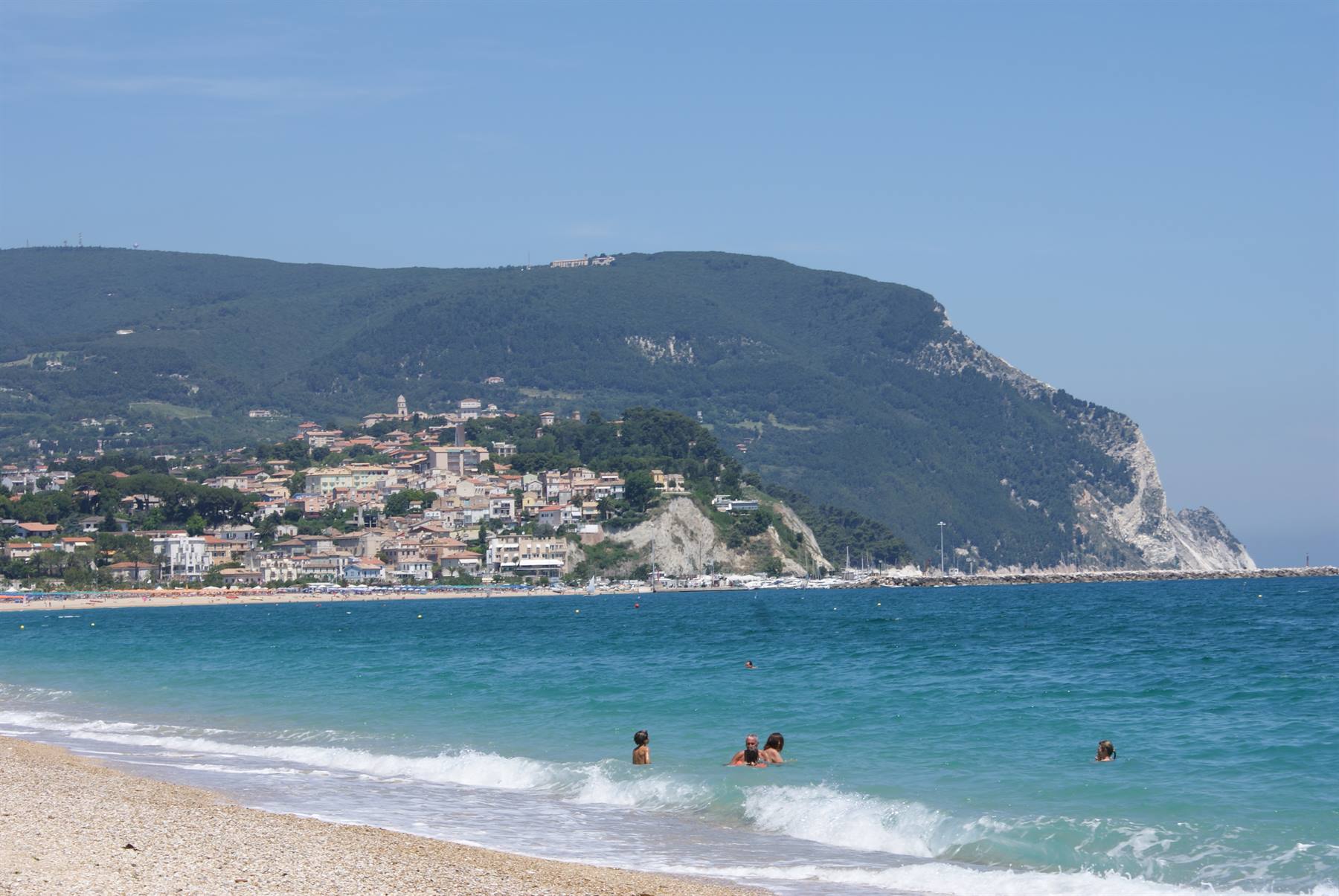 il mare di marcelli, sullo sfondo numana