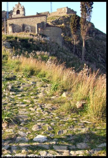 Calatabiano - Chiesa SS Crocifisso (1484), particolare dell'erta per giungervi