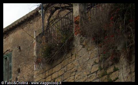 Brolo - Lungo la via del borgo