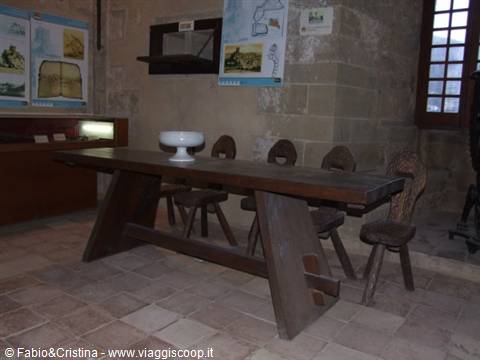 Brolo - Tipici arredamenti medievali all'interno del Castello