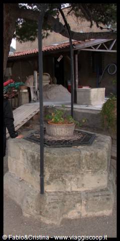 Brolo - Il pozzo nel cortile del Castello