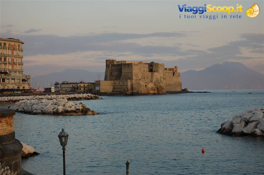 sul lungomare di MARGELLINA.....il CASTEL DELL'OVO