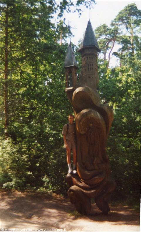 Neringa - statue nella foresta