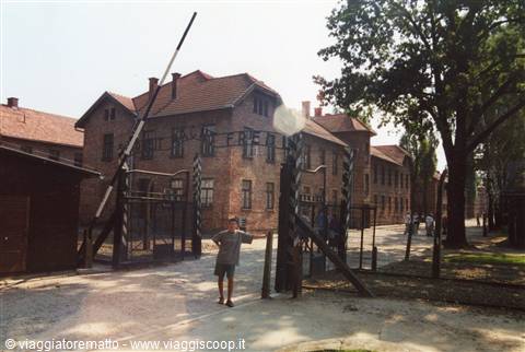 Auschwitz - entrata campo con la famosa scritta