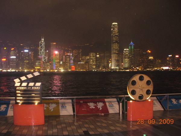 Hong Kong - Victoria harbour in notturna
